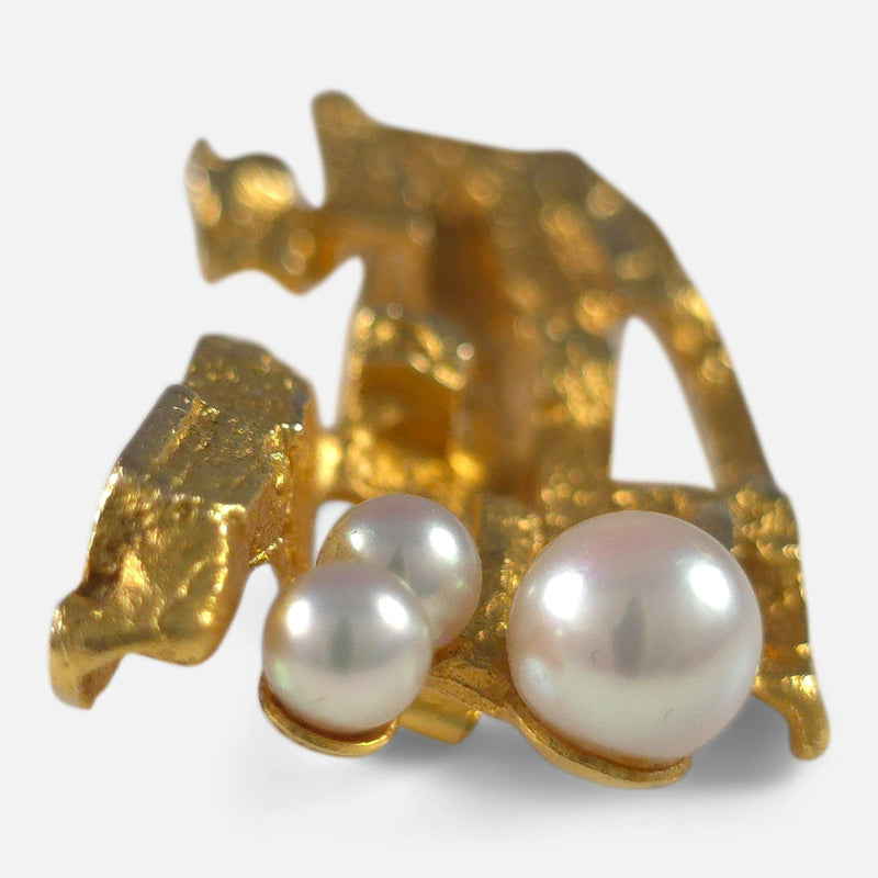 the brooch side on focused on the pearls