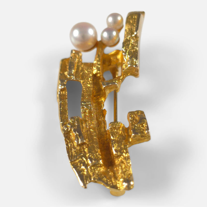 the brooch viewed side on