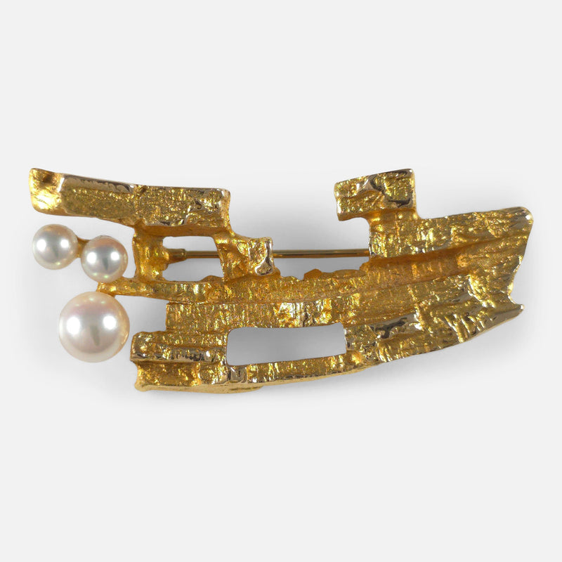 The Björn Weckström Lapponia 'Bow of Argo' Brooch - 14ct Gold with Pearls, viewed from above